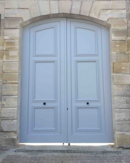 Grande porte extérieure