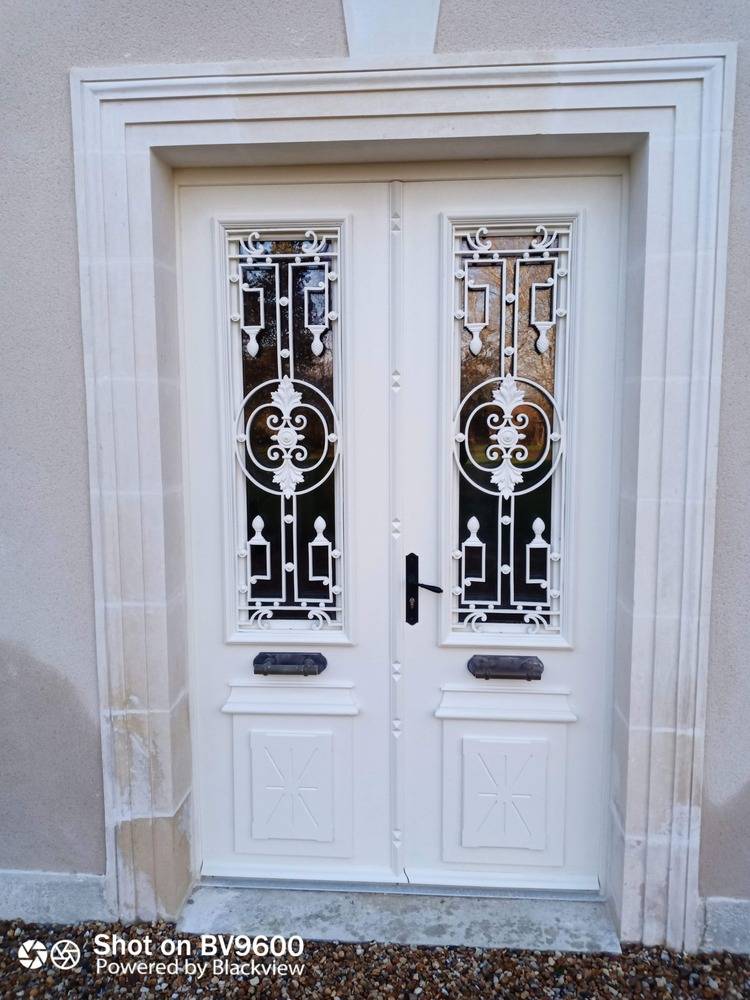 1 Porte d'entrée bois double porte, avec reprise quincaillerie et grilles