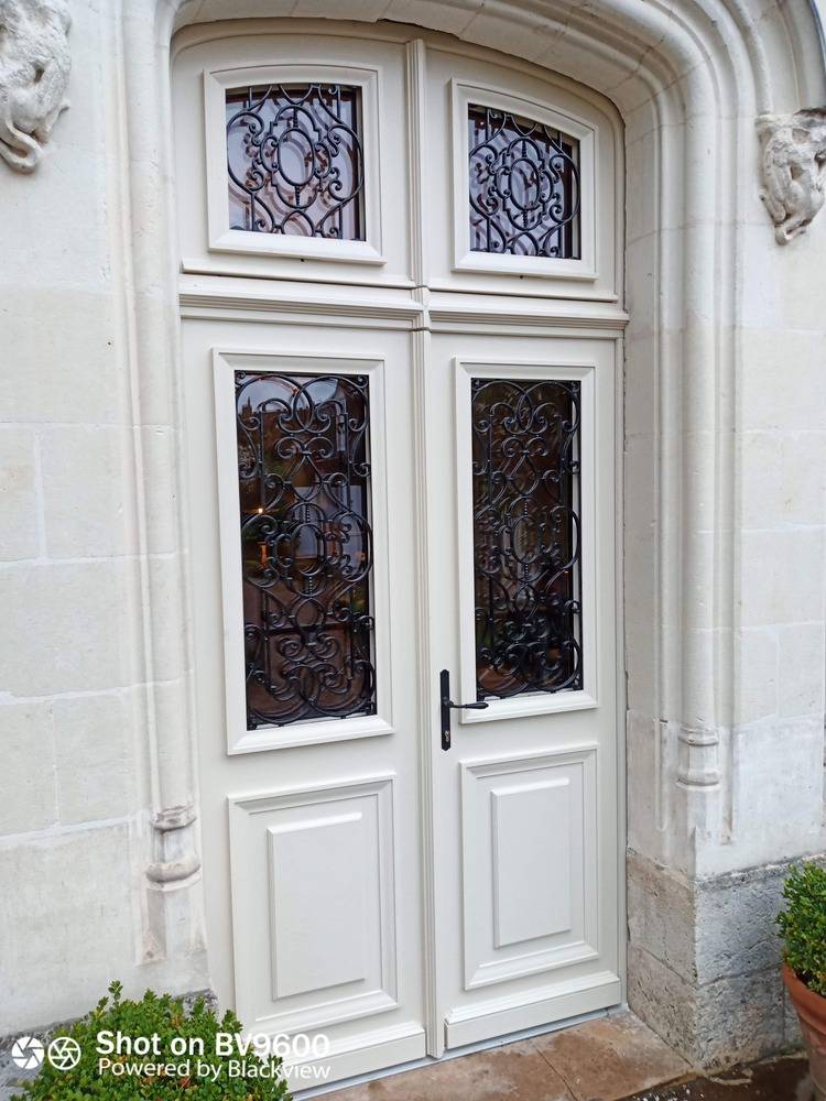2 Porte d'entrée bois et impostes avec reprise des grilles