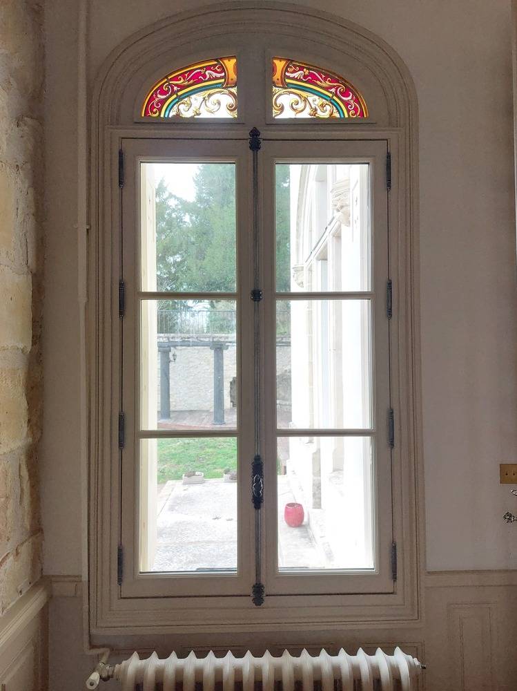 18 Fenêtre avec reprise vitraux