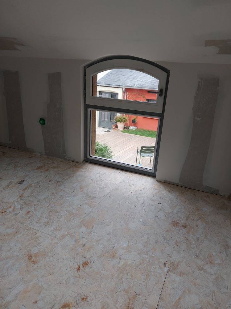 23 Fenêtre bois en sous bassement