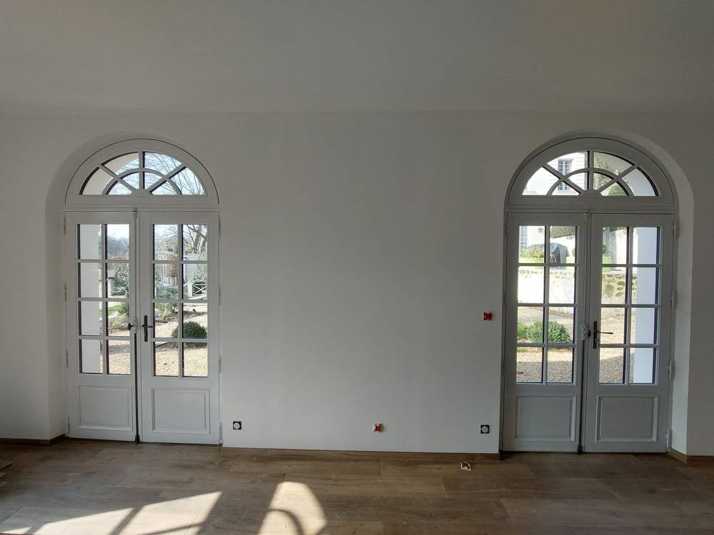 26 Menuiseries bois portes-fenêtres cintrées