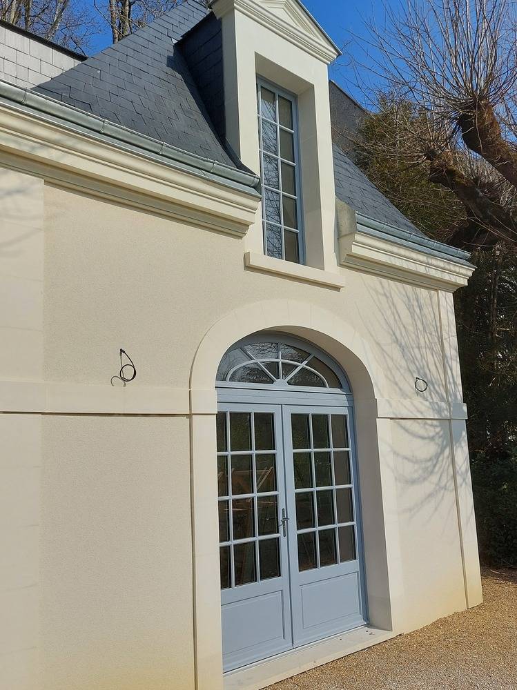 27 Menuiseries bois porte fenêtre cintrée et fenêtre