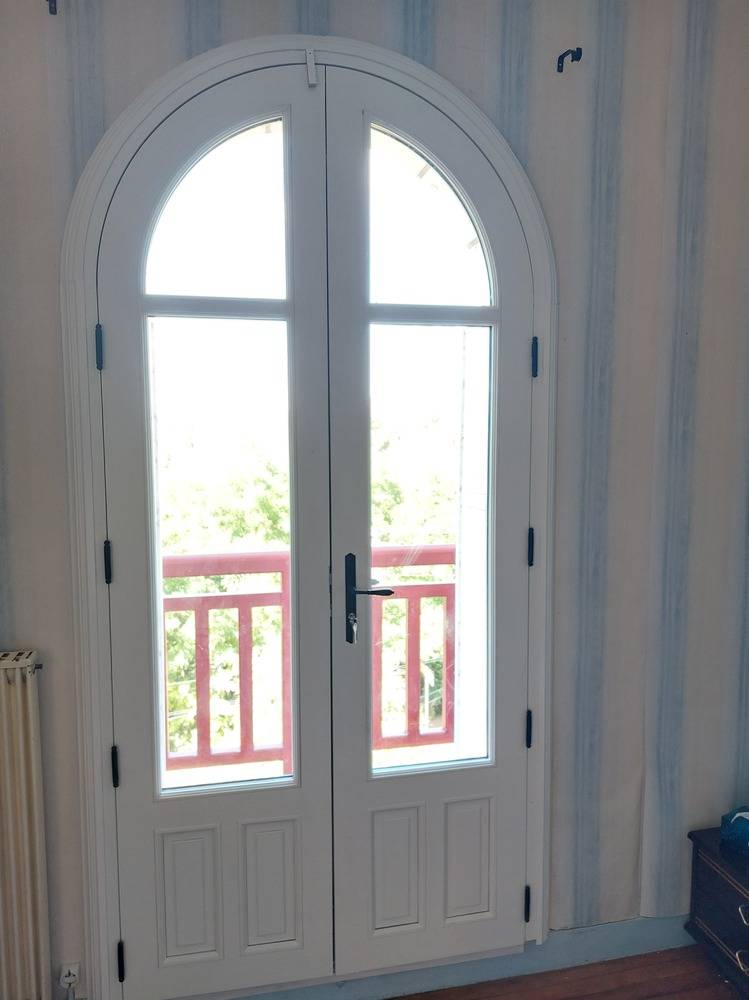 28 Porte fenêtre bois cintrée avec moulures d'habillage périphériques sur mesure