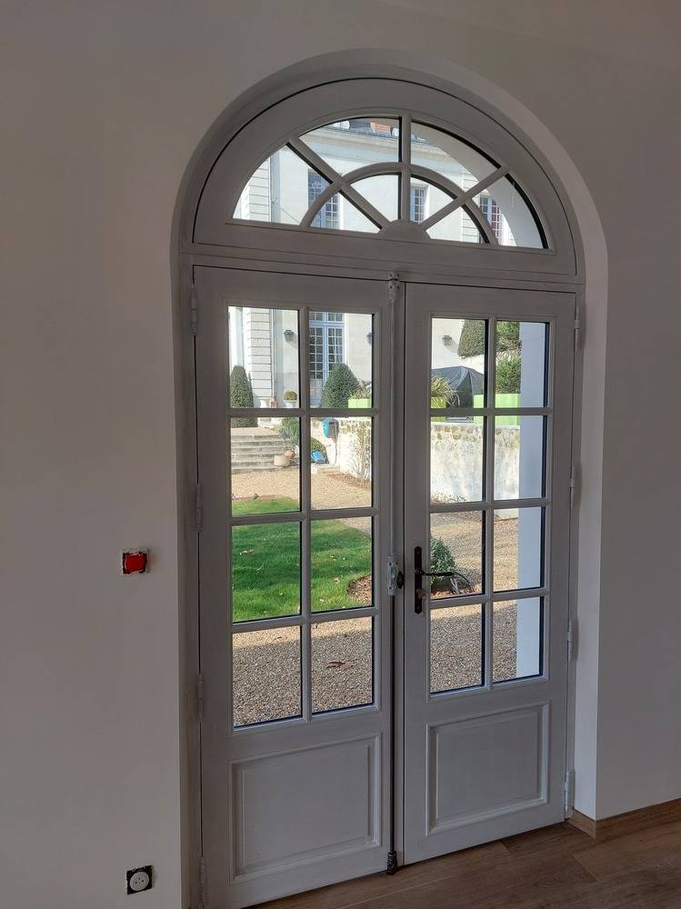 29 Porte-fenêtre bois cintrée vue intérieur