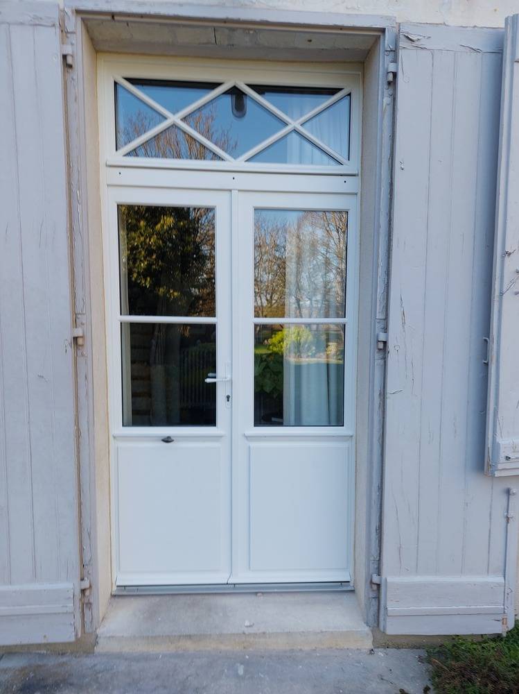 30 Porte fenêtre bois imposte avec petits bois croisés