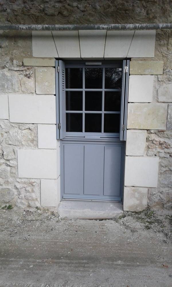 30b Fenêtre avec soubassement bois fixe et persiennes intégrées