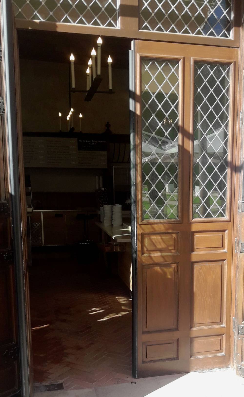 Portes battantes avec vitraux